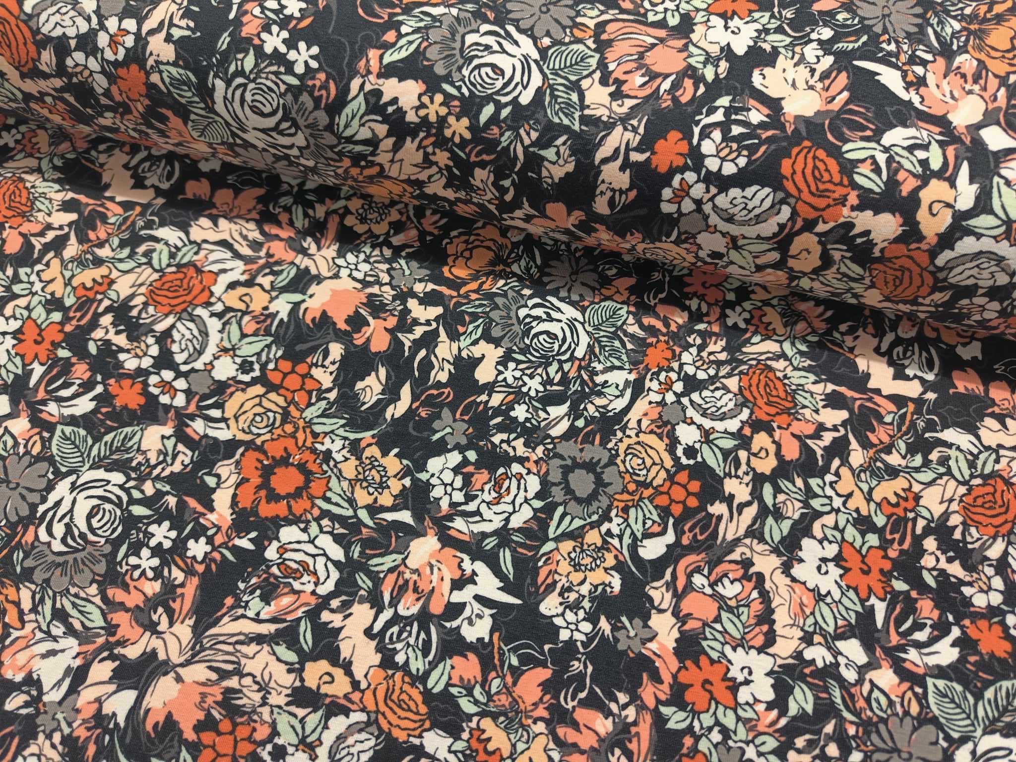 BOMULDSJERSEY - VILDE BLOMSTER I ORANGE / ABRIKOS - REST 0,7 M